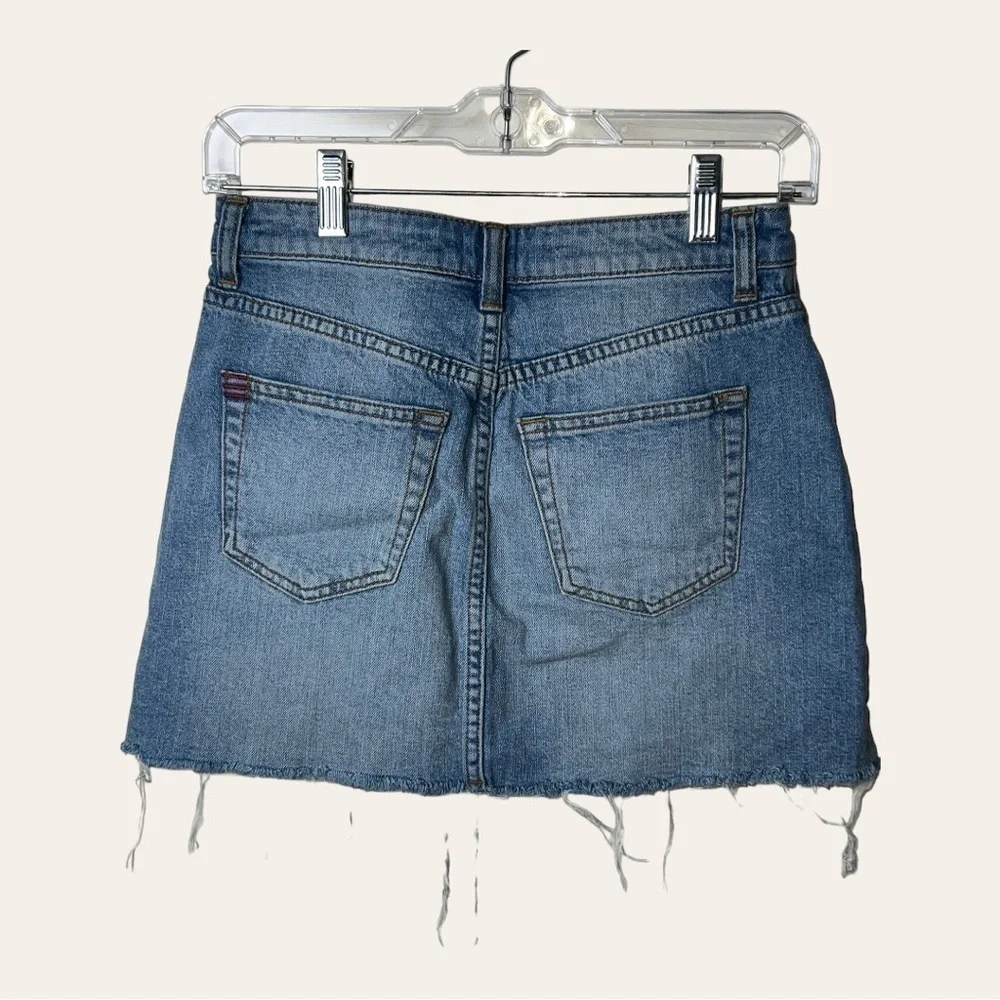 0123W. BDG MEDIUM WASH DENIM SKIRT‎ SIZE XSMALL RAW HEM SLIT
